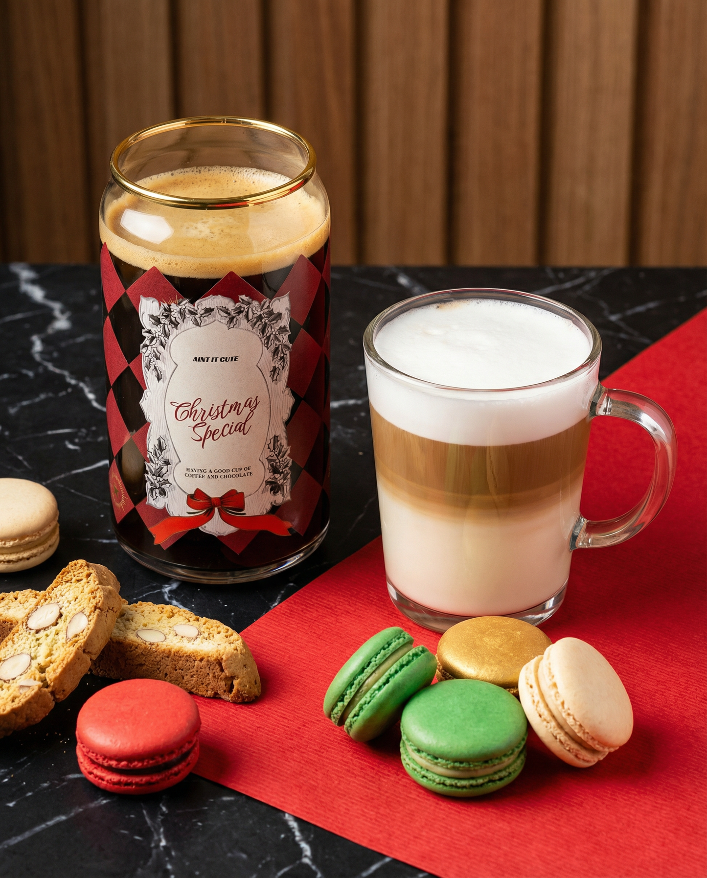 The Holly & Ivy Wreath Sipper Glass